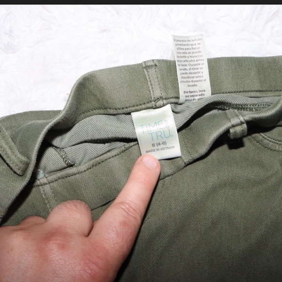 Women’s Time And Tru Woven Mid Rise Capris - Picture 2 of 3